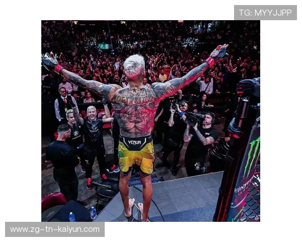 UFC拳手炫酷“站在笼顶庆祝差点摔下去”，刺激瞬间燃爆赛场