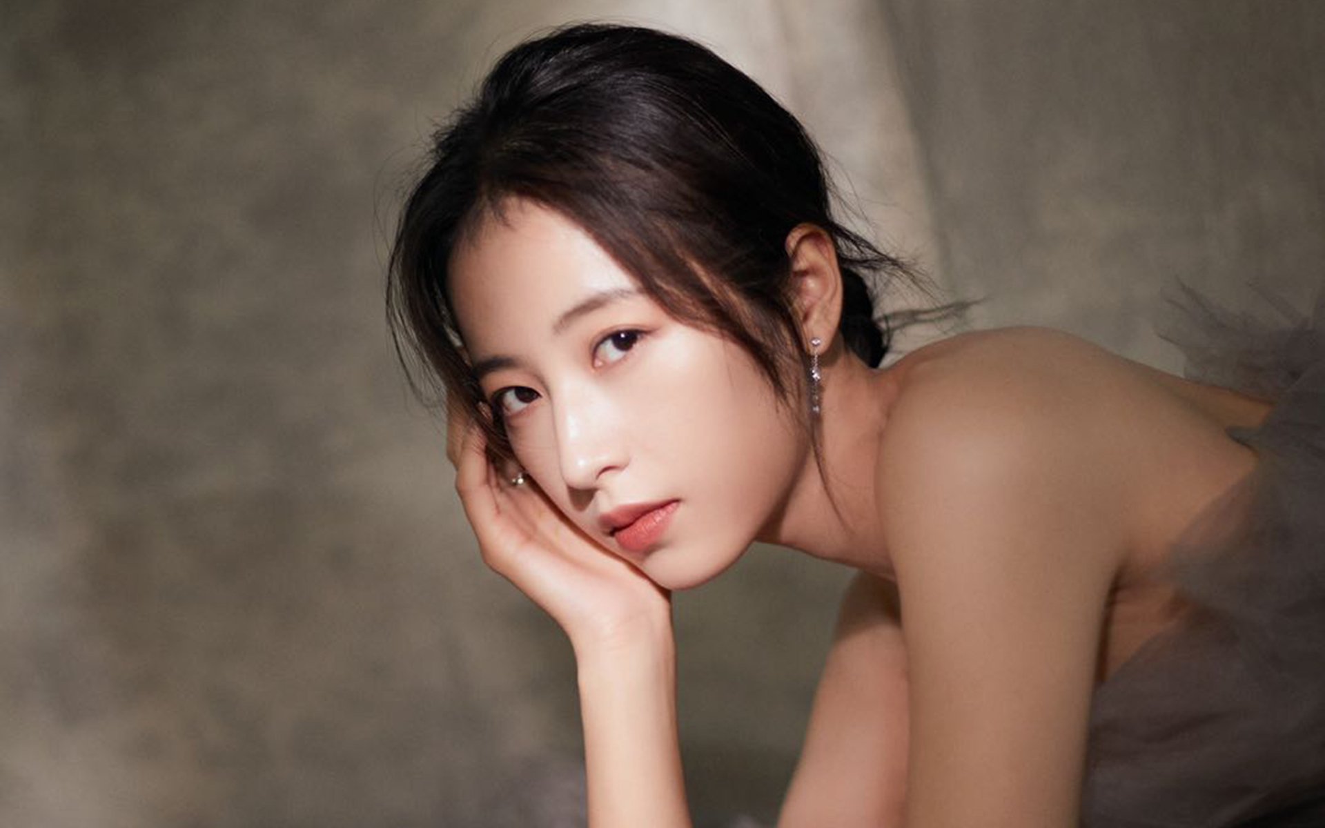 开云ky官网-两大体坛巨星同框,萨巴伦卡黑裙造型优雅出镜,萨巴伦卡身高